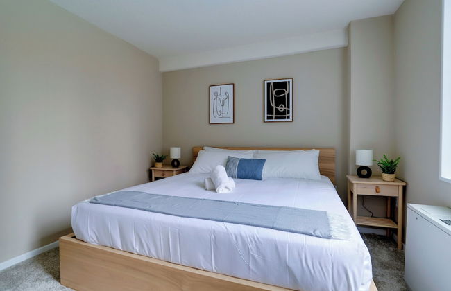 Modern Apartment with Top Amenities - Photo 3