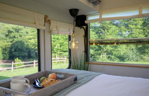 American School Bus Retreat with Hot Tub in Sussex Meadow - Foto 24