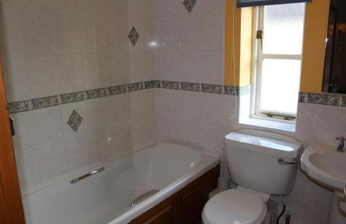 Lymington Courtyard: 4-Bed Modern Cottage Charm - Photo 20