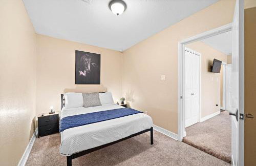 Nr DT, Med Center, Midtown Sleeps 16 Game Room - Photo 23