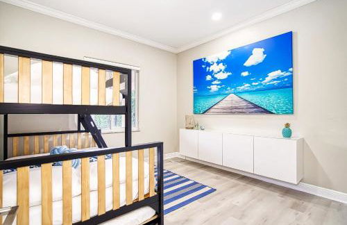 Luxury Tropical Living , 4BR w Backyard Pool Oasis - Foto 34