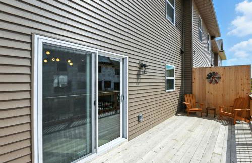 Modern Townhome Retreat in Prime Location townhouse - Photo 26