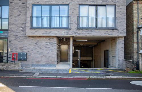 Two BDR Apt By Stay Aura Short Lets & Serviced Accommodation London With Free WiFi, Parking & 10 Min to Brentford Stadium - Foto 53