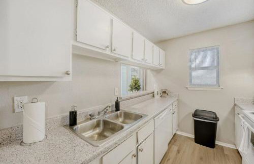 Modern City Getaway 2B - Sleeps 6 - Pool, Prkg - Foto 19