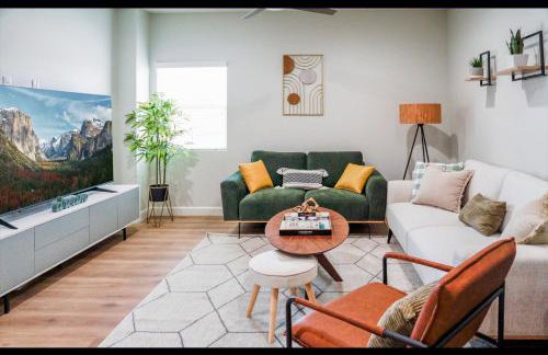 Spacious Disneyland Retreat for 12 wGame Room, Pool Table, King Bed & EV-Friendly - Foto 8