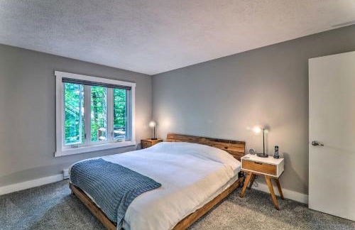 Unwind Fireside and Walk to Slopes! Poconos Getaway - Foto 13