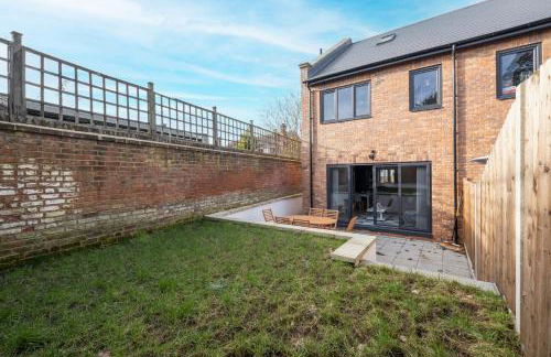 Modern 4 Bedroom House With Parking in Farnham Royal, Slough By 360stays - Foto 49