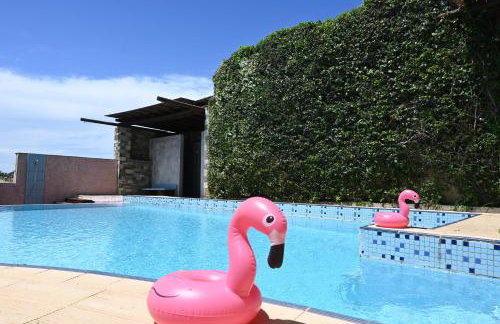 Tranquil Infinity Pool Getaway (private jacuzzi and steam bath, pool, garden, sea and city views) - Foto 47