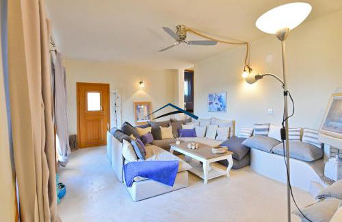 The Charming Waterfront Retreat, with a swimming pool & direct access to the sea, ideal for large families, or a group of friends - Foto 45