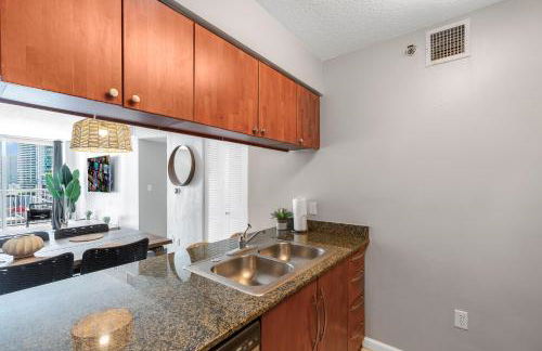 Luxurious 3BR Condo with Pool in Brickell - Foto 50