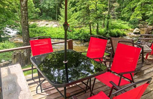 Berkshire Riverfront Ski Cabin Close to Hiking! - Foto 24