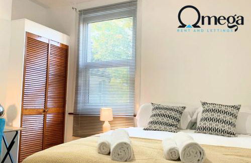 Double Room with a shared Kitchen and bathroom in a 5-Bedroom House at Hanwell - Photo 4