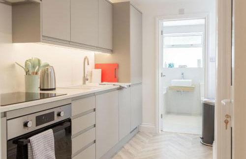 Bright & Airy 2BD - 10 mins walk to Chelt Centre! - Photo 52