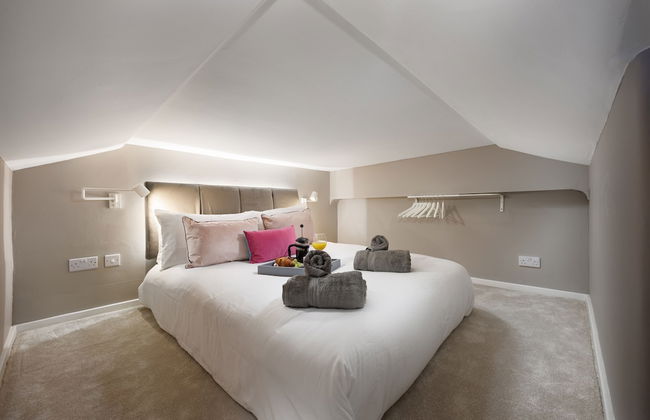 Stunning Arty Apartment & mezzanine - Photo 2