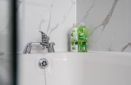 Modern 3-Bedroom Home in-Steps from Crown Point - Foto 39