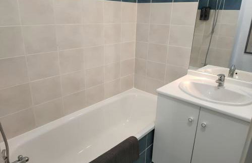 ORBIS - "L'Aquitaine" - Spacieux et joli appartement de 2 à 4 personnes - Parking - WiFi - Terrasse - Photo 9
