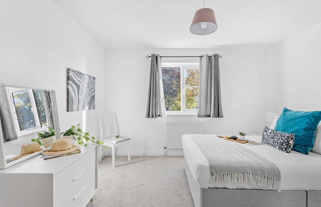 Chandlers Walk Modern Comfy Family Home in Exeter - Photo 2