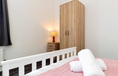 2-Bed House•Free Parking•WiFi•Long Stays Welcome - Photo 9