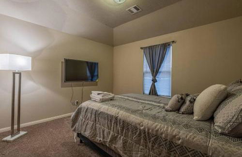 New Beautiful 4/BR Vacation Home - Photo 23