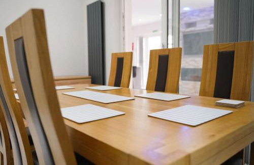 Stylish Home With Free Parking And Easy City Access - Photo 41