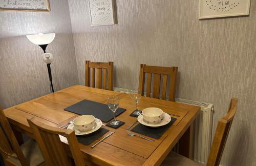 Entire House, Parking, Facilities, sleeps up to 6, suitable for contractors, families or NHS - Foto 17