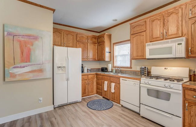 Pet-friendly 4 BR Family Stay Near Downtown - Foto 21