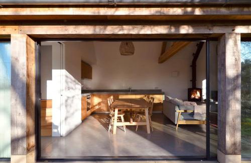 High Cogges Farm Holiday Cottages - The Cart Shed - Photo 4