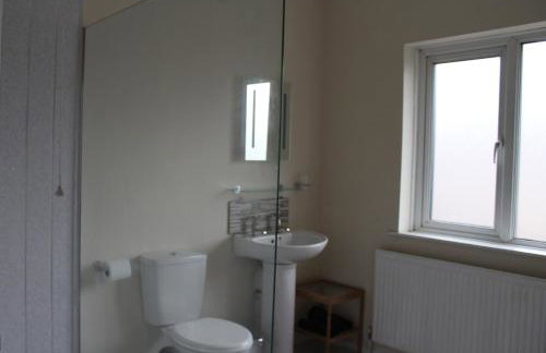 Castell Cottages Central with Parking - Foto 16