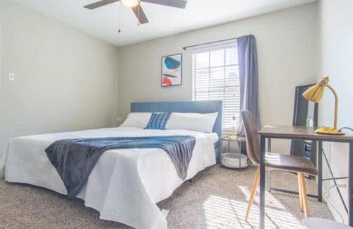 Boulevard Stays Serene 1BR King Suite with Pool Gym & Free Parking 01 - Photo 2