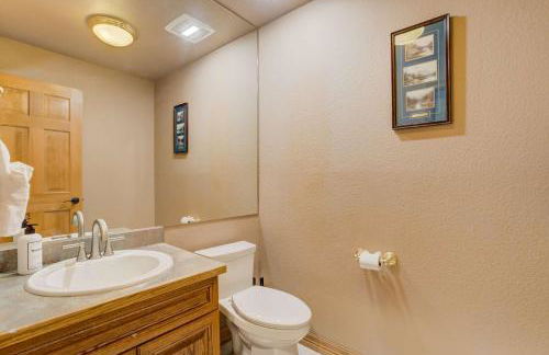 Peaceful Pines! Pool Table, Gym & Forest Views - Foto 27