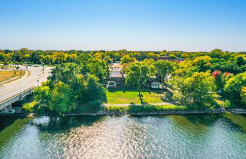 Riverfront Champlin Townhome with Deck and Water View! - Foto 41