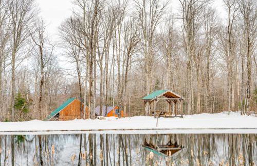 Secluded 2BR Cabin w Hot Tub, Pond, Trails, WiFi - Foto 7