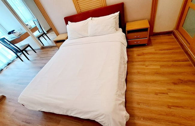 5B - 2 Bedroom Downtown Apartment With Shared Pool - Photo 4