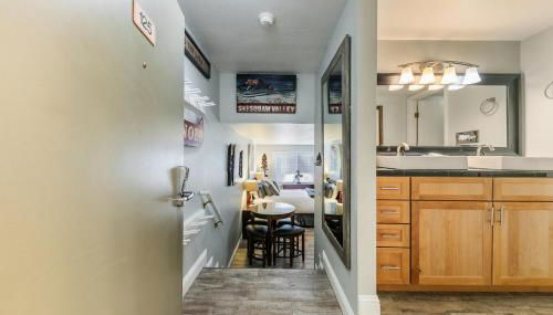 Partial Lake View Stunning Deluxe King Studio #125 at Donner Lake Village - Foto 2