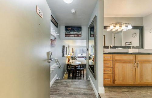 Partial Lake View Stunning Deluxe King Studio #125 at Donner Lake Village - Foto 2