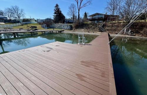Waterfront retreat w/ wraparound deck & BBQ - Foto 18