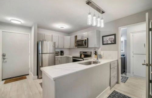 Guest Favorite Spacious Remodeled 2 Bdrm 2 Ba Mountain Views - Photo 1