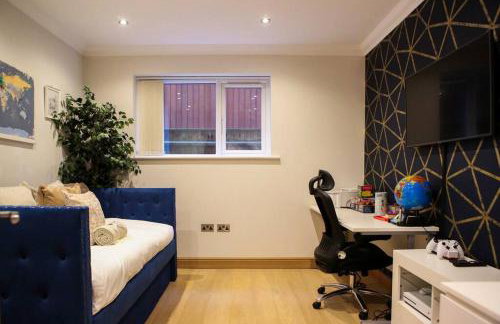 Hot Tub/Football Court/Sleeps 12/Luxury Villa - Photo 37