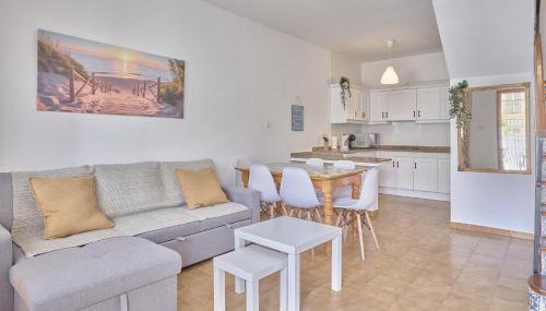 Sunny Coastal Retreat with Pool & Terrace - Foto 4