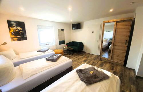 CJS Apartments - Chill or Drive am Nürburgring, new Box Spring Beds, new furniture, WLan, Spacious Rooms, Quiet Location - Foto 16