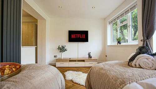 Grace House - Prime Location - Driveway Parking, Pool Table, Fast Wifi, Self Check-In and Smart TV with Sky TV and Netflix by Yoko Property - Foto 5