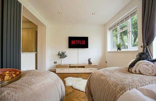 Grace House - Prime Location - Driveway Parking, Pool Table, Fast Wifi, Self Check-In and Smart TV with Sky TV and Netflix by Yoko Property - Photo 5