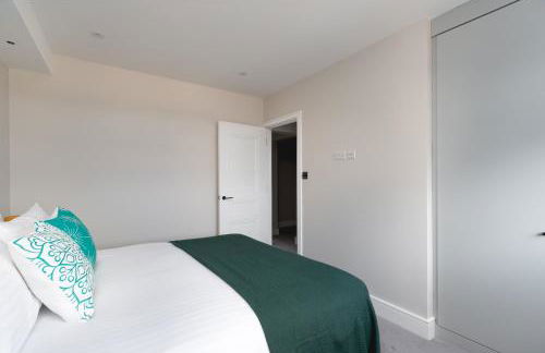 Skyvillion - COZY LARGE 4 & 1 Bed Apartments in London Enfield, Mins to Tube Station, Free Wi-Fi - Foto 47
