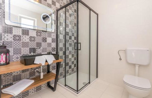 3 Bedroom Cozy Home In Sikovo - Foto 8