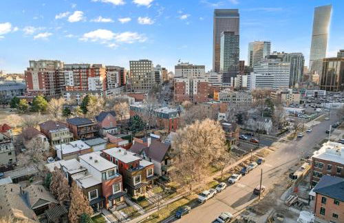 Walkable Rooftop Retreat 2BR, Workspace & BBQ - Foto 1