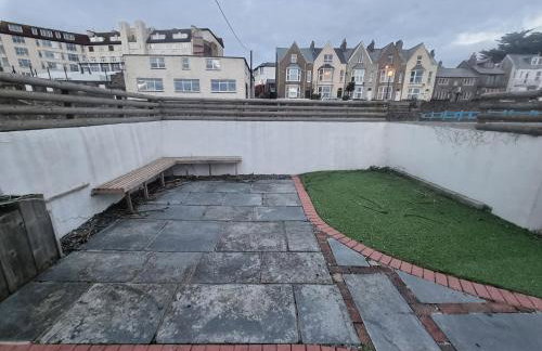 Neet Retreat - sleeps 7 next to beach - Foto 10