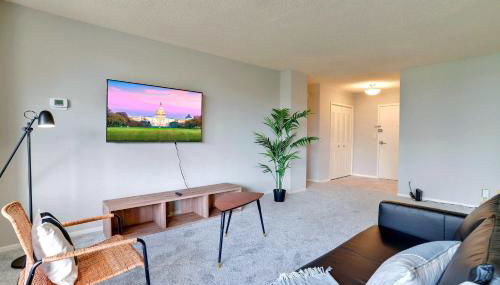 Stylish Apt Near Metro w Gym - Close to DC - Photo 3