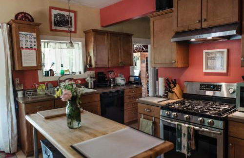 Southeast Portland Comfy & Eclectic Craftsman Home - Foto 26