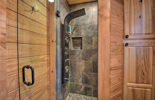 Helen Cabin with Deck and Hot Tub Less Than half Mi to Main St - Foto 14