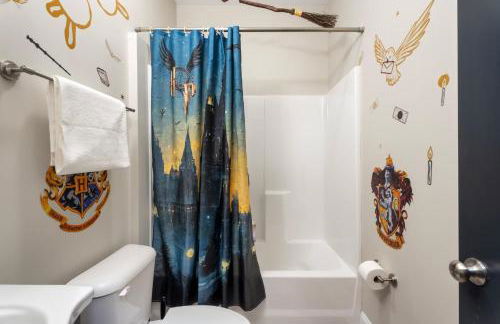 4BR Themed Stay Suite Near NC State Downtown Sleeps 10 - Foto 43